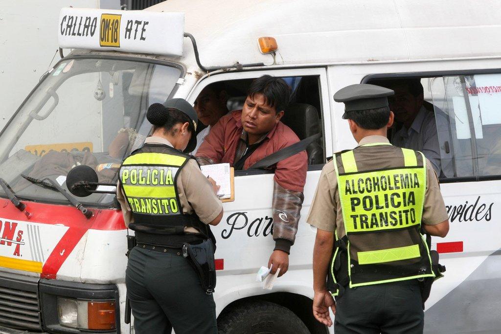 ¿Qué hacer si compras un auto con papeletas ocultas o sin revisión técnica al día en Perú? - Cover Image
